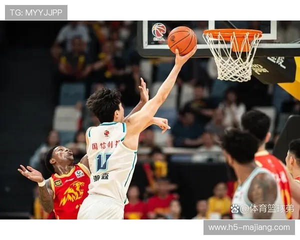 杨瀚森展现清醒头脑与强大控制力多次上演精彩回合引领球队节奏